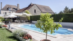 Castel de Très Girard Français