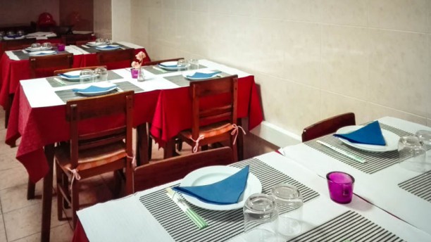 Nui Sushi and Thai Bar sala