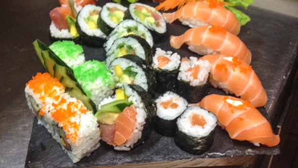 Nui Sushi and Thai Bar Tábua de sushi