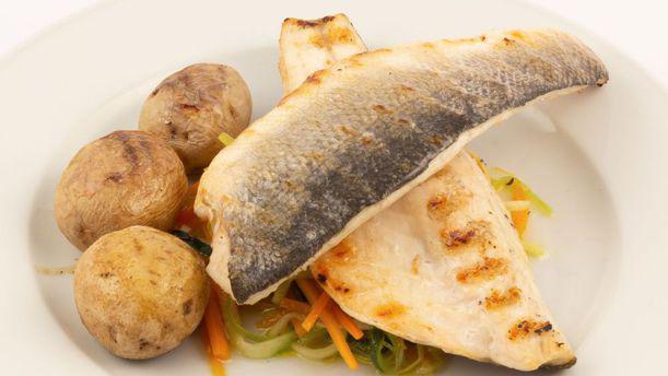 Lisboa Há Mesa Rabalo grelhado com legumes e batata à murro