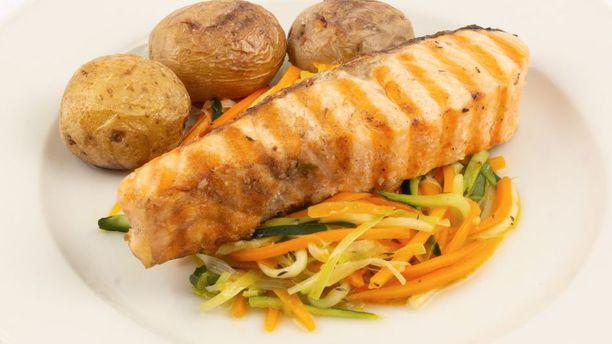 Lisboa Há Mesa Salmão grelhado com legumes e batata à murro