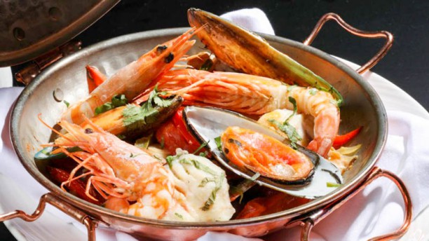 Luz - Iberostar Selection Lisboa Cataplana de Peixes e Mariscos com Coêntros