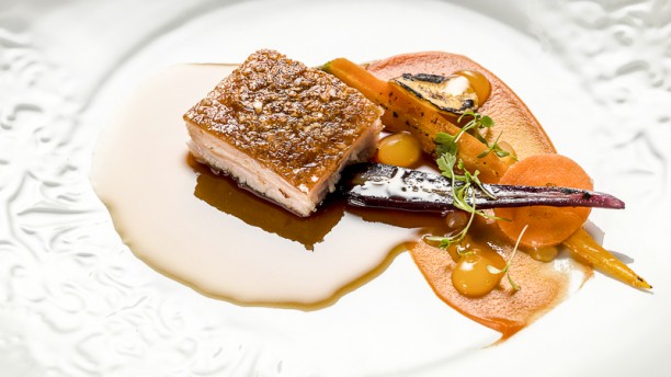 The Yeatman Barriga de leitão crocante com cenouras em diferentes texturas