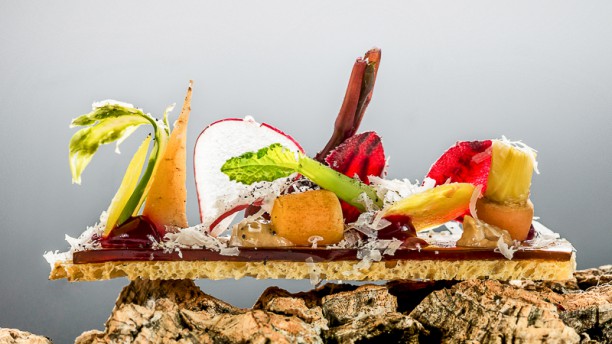 The Yeatman Micro vegetais com tosta de brioche e sumo de couve e gengibre