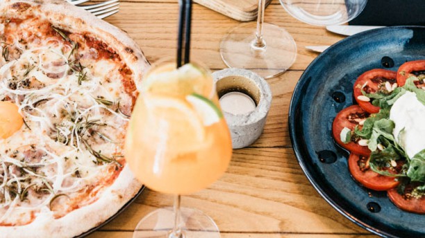 Il Fornaio 178 Insalata Caprese e Pizza Pancetta