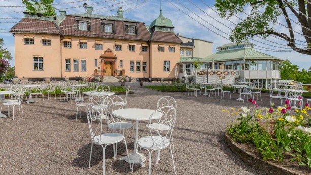 Restaurang Såstaholm Såstaholm entré sommar