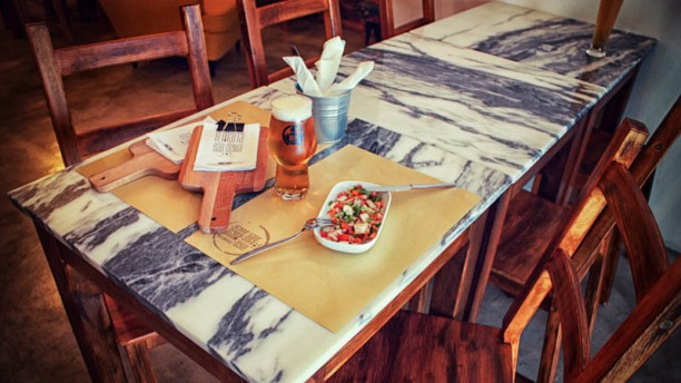 A Maria não Deixa Detalhe da mesa