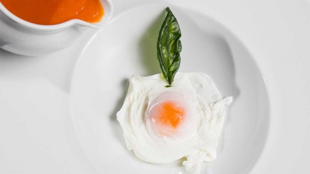 AURA LISBOA Sopa de tomate com ovo escalfado perfumada com manjericão