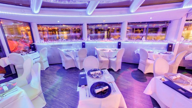 yacht paris restaurant