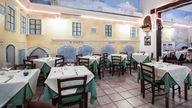 Ambasciata di Capri Veduta generale della sala