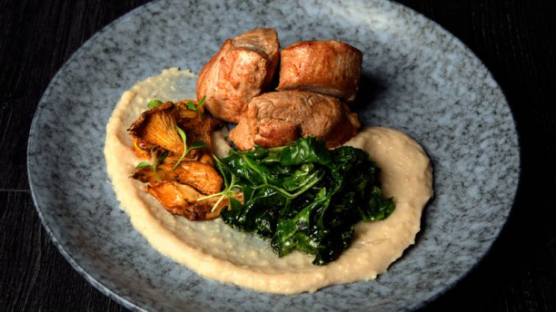 ISO Lisboa Lombinho de porco curado, puré de castanhas e cogumelos enoki