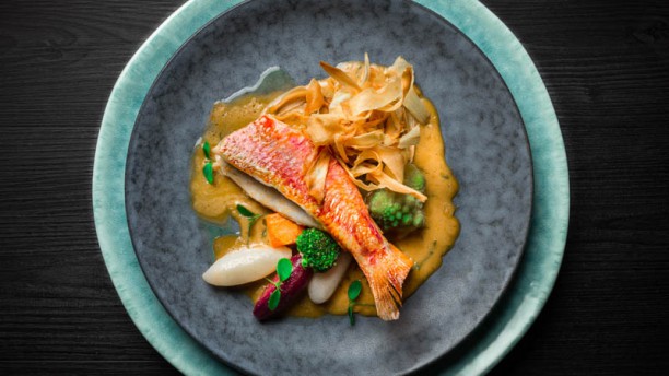 ISO Lisboa Salmonete com molho holandês de estragão, vegetais da horta e cherovia frita