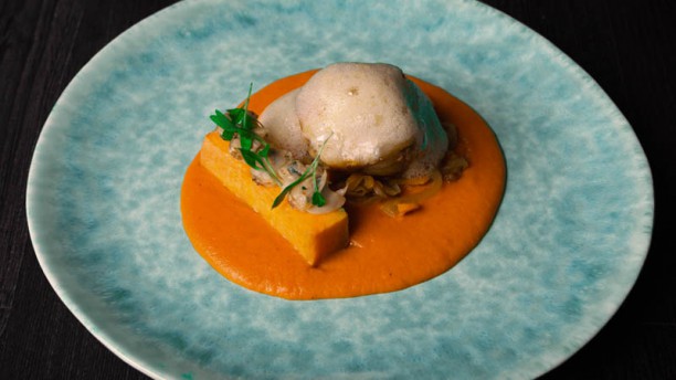 ISO Lisboa Tamboril sobre molho de caldeirada, amêijoas e essência de Bulhão Pato