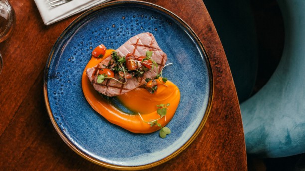 Palácio Chiado Posta de atum grelhada, puré de batata doce laranja, espinafres e tomate cherry