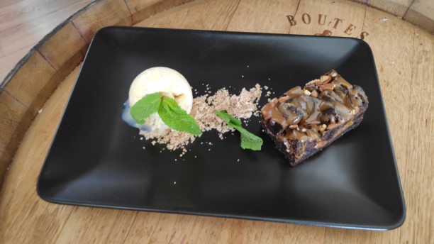 Restaurante Vinarium Brownie de Chocolate, Caramelo e Nozes com Gelado de Baunilha