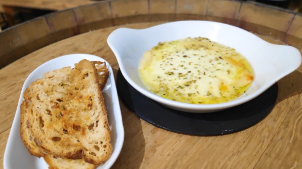 Restaurante Vinarium Queijo assado com Crostinis caseiros