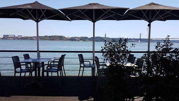 Lisbon Oyster Bar esplanada