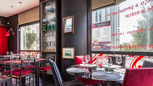 El Sabores sala do restaurante