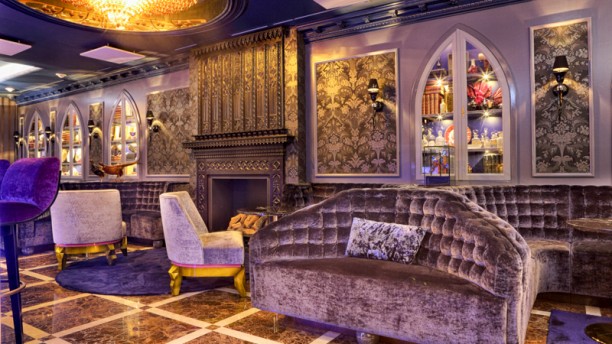 Le Pain Francais Bistro Dining room