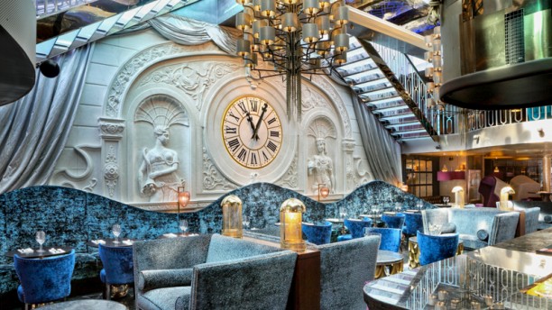 Le Pain Francais Bistro Dining room