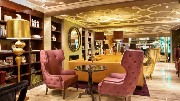 Le Pain Francais Bistro Dining room