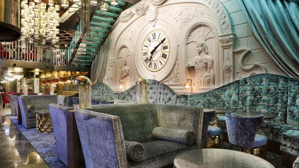 Le Pain Francais Bistro Trochadéro framför baren på första våningen.