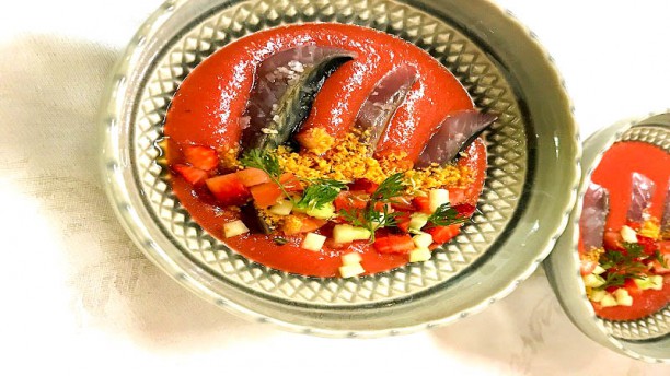 Aura Vinea Tártaro de Cavala com Gaspacho de Morango