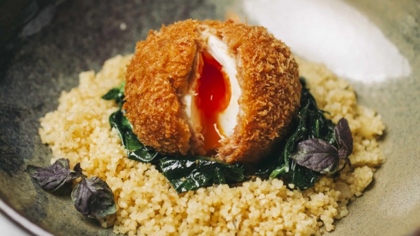 Blue Ovo escocês crocante com alheira, bulgur e espinafre
