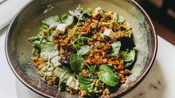 Blue Salada de quinoa bio com queijo feta e granola salgada