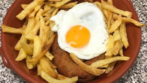 Botequim o Encontro Alheira com ovo