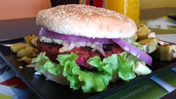 Izzy Casual Food Sugestão da chef - Hambúrguer vegetariano de beterraba