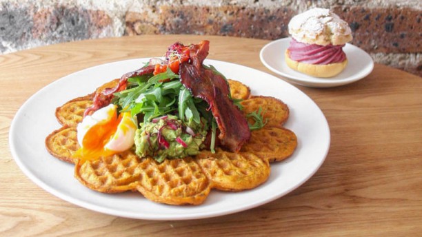 Café Mareva Gaufre patate douce avocat bacon