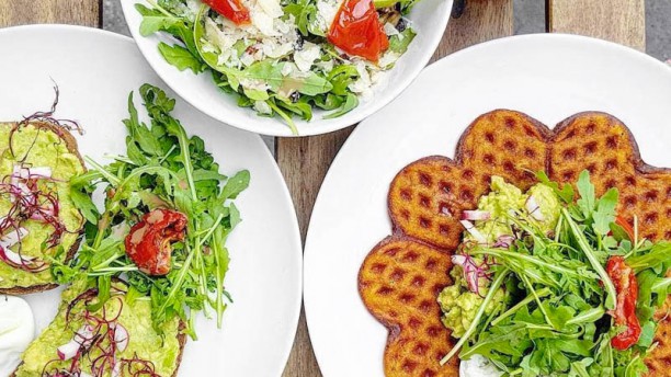 Café Mareva Gaufre patate douce avocat & salade italienne