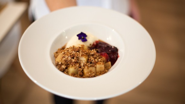 Downunder by Justin Jennings Crumble de Maçã, Coulis de Frutos Vermelhos, Gelado de Baunilha