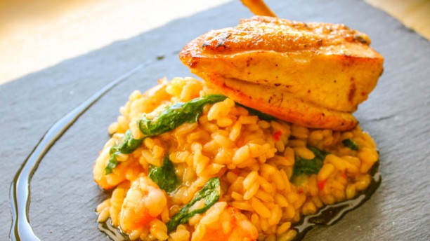 Downunder by Justin Jennings Galinha Tom Yum, Arroz de Malagueta, Camarão e Lima