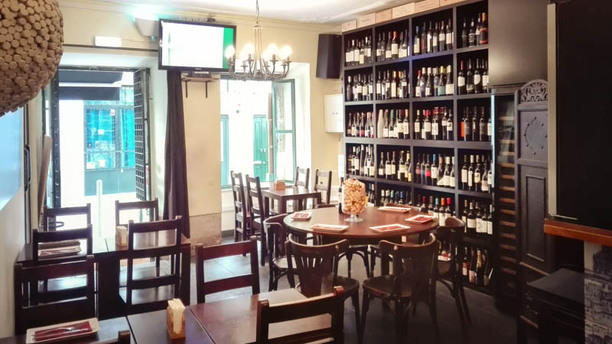 The CorkScrew Wine Bar vista da sala