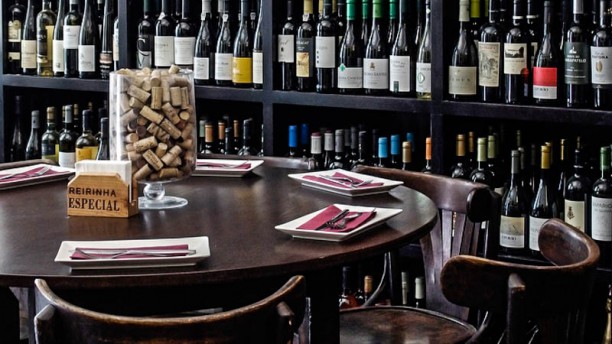 The CorkScrew Wine Bar Vista da sala