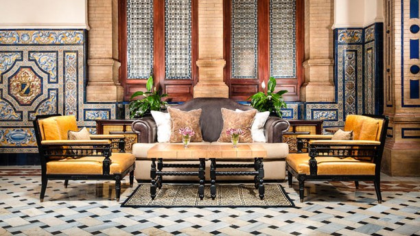 San Fernando - Hotel Alfonso XIII Mesa de la galería