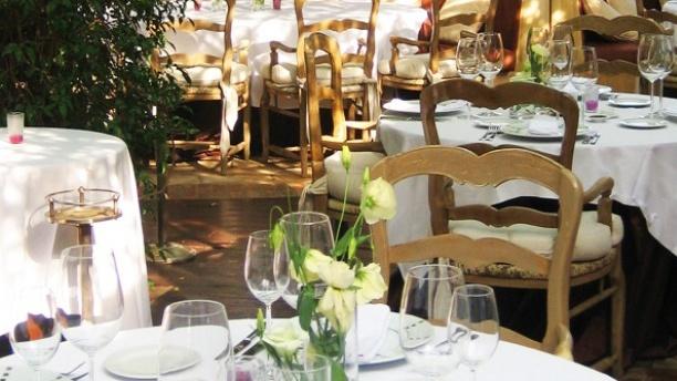 Tables dressées - La Table du Marché by Pamela Anderson restaurant Vegan, Ramatuelle