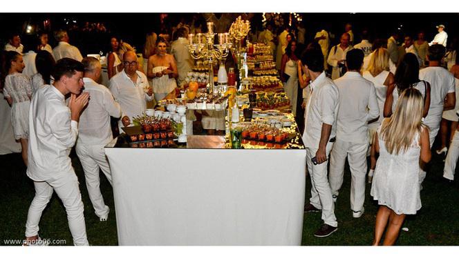 Soirée blanche - La Table du Marché by Pamela Anderson restaurant Vegan, Ramatuelle