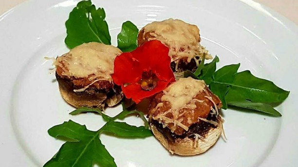 Latada do Doutor Cogumelos com Alheira de caça e parmesão