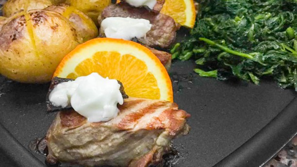 Mesa com Tradição Lombinhos de porco com bacon e queijo da serra