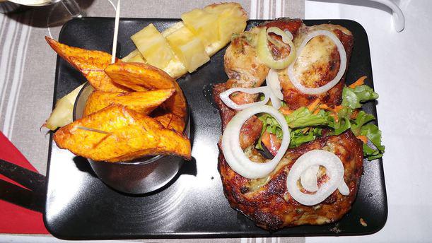 Ailes de poulet braisé et ses bananes plantains frits. "au bois d'ébène"