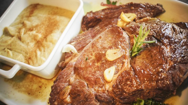 Carnalentejana Bife do acém redondo com puré de alho francês e legumes