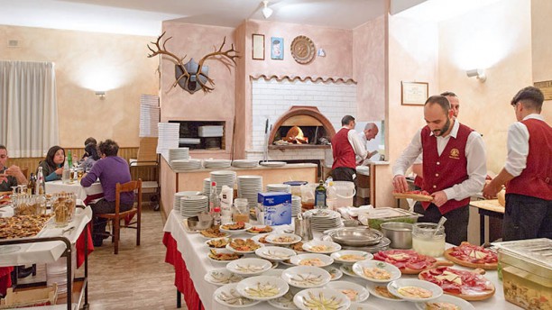 L'abruzzese Vista Buffet con servizio nella sala