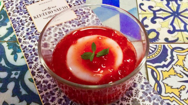 Remédio Santo Pannacota de erva doce e calda de morango