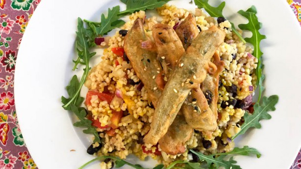 Remédio Santo Tabbouleh com peixinhos da horta crocantes