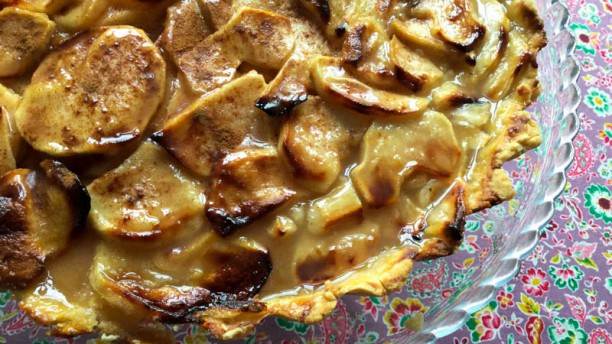 Remédio Santo Tarte de maçã reineta e coulis de lima