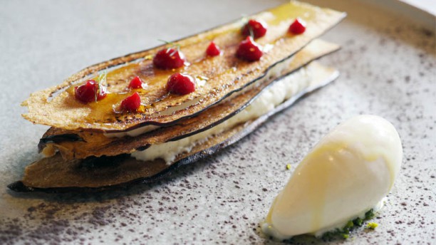 La Cabro d'Or - Michel Hulin A la découverte de mon millefeuille d’aubergine caramélisée, mousseline au confit de fenouil, crème glacée au parfum d’épices et huile d’olive vanillée
