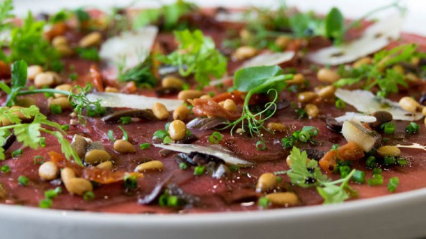 La Cabro d'Or - Michel Hulin Carpaccio de taureau Bio de Maussane mariné au Balsamico Bianco, tomate confite et pignons dorés, anchois fumés et vieux parmesan